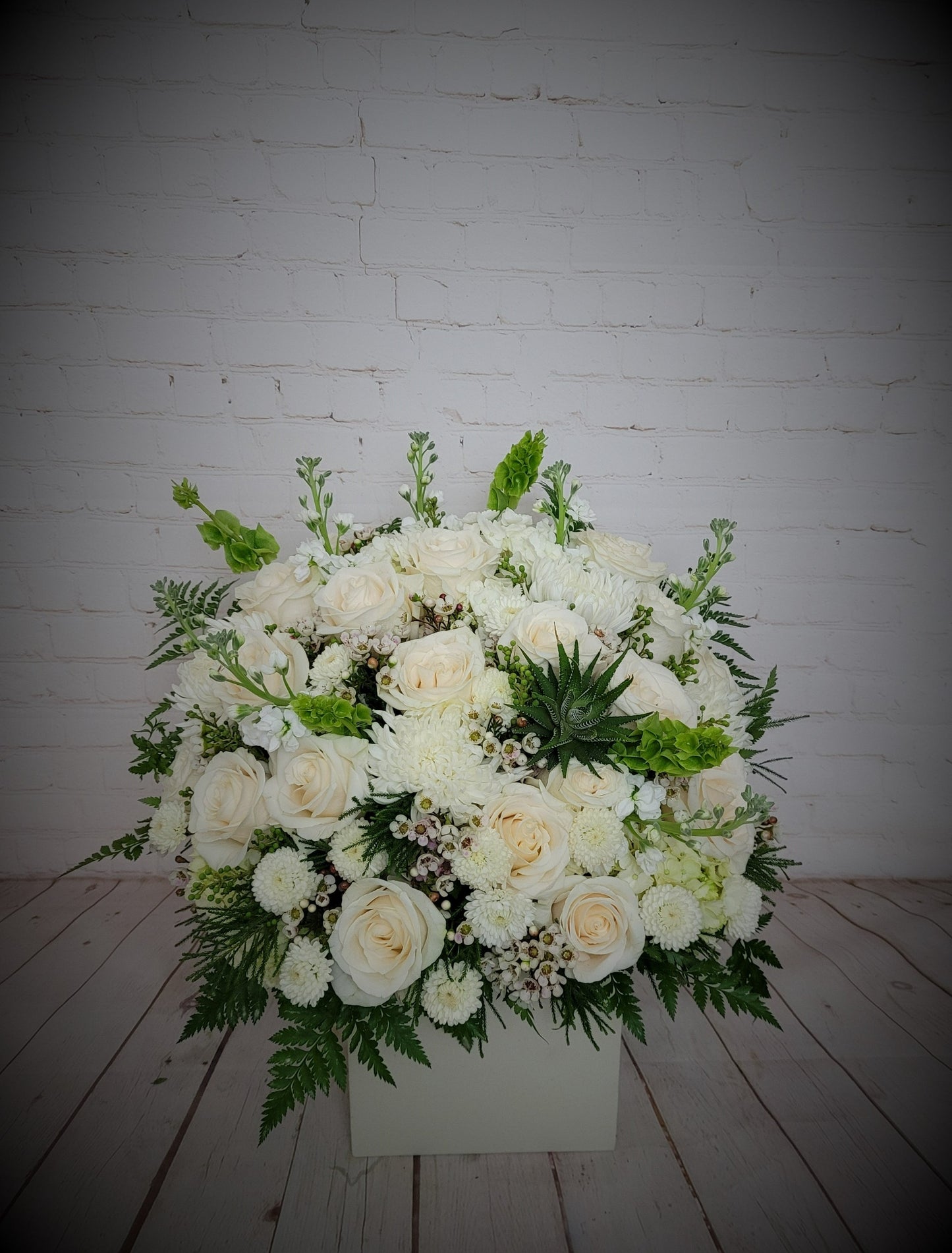 Mix arrangement in a box with white and green