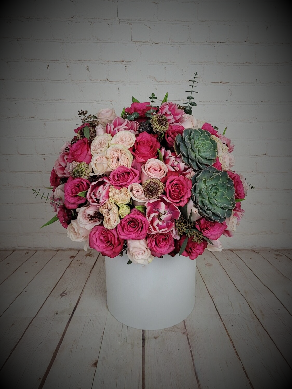 Mixed arrangement with succulents in a box